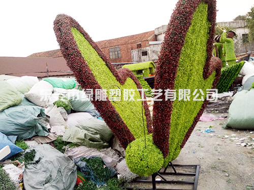 如何选择做仿真绿雕的材料